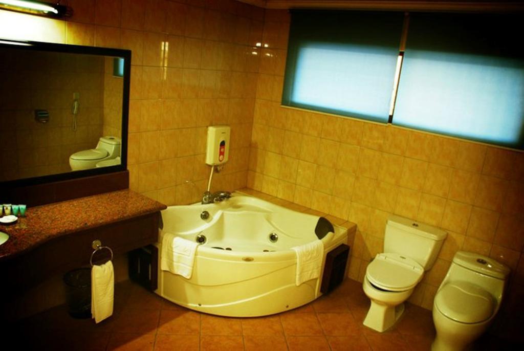 Grand Regal Hotel Баколод Стая снимка