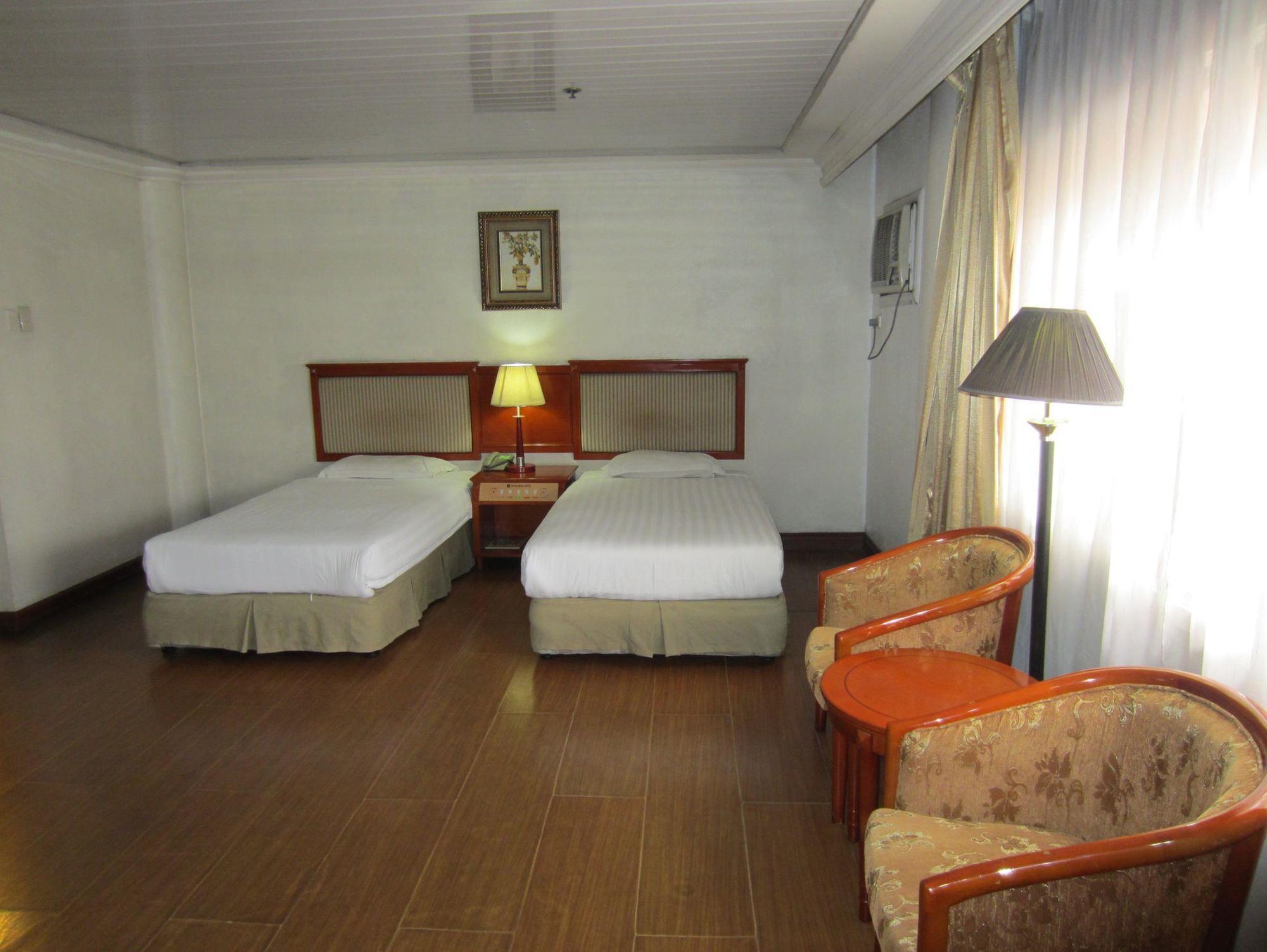 Grand Regal Hotel Баколод Екстериор снимка