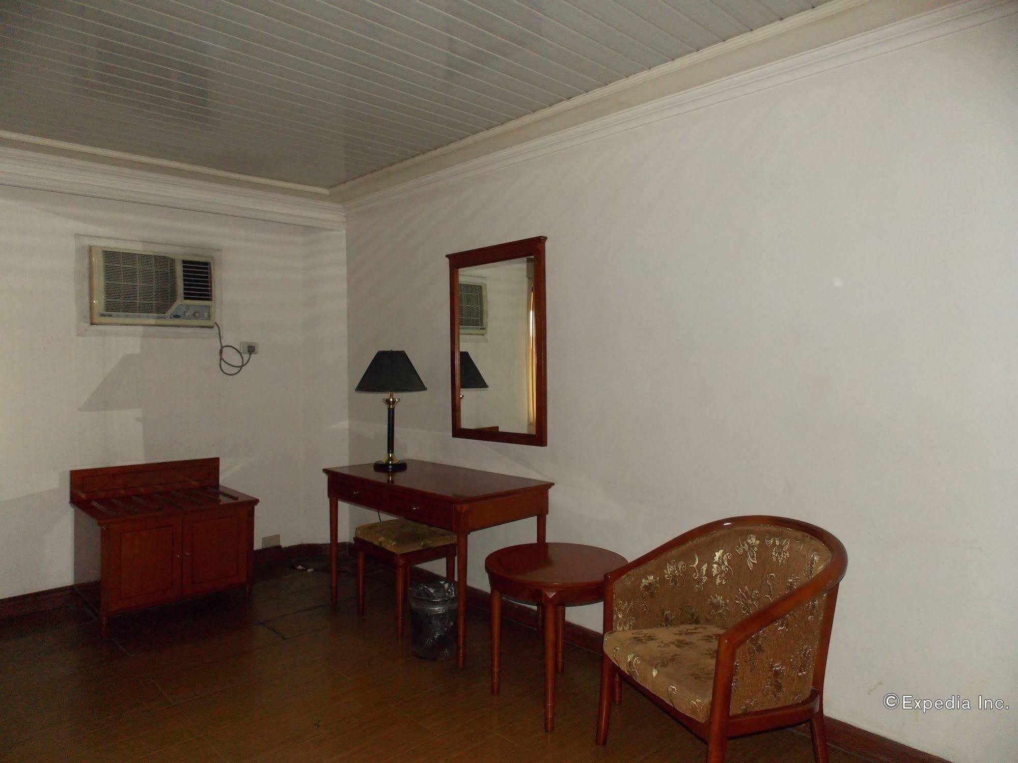 Grand Regal Hotel Баколод Екстериор снимка