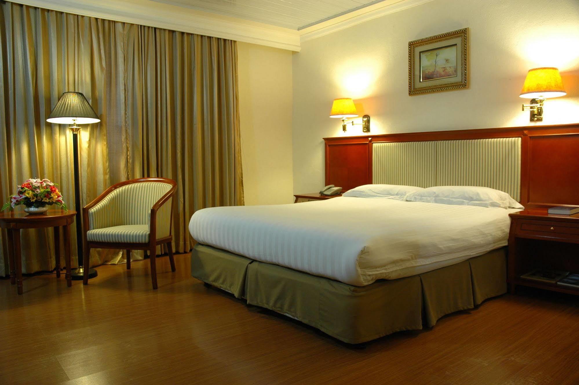 Grand Regal Hotel Баколод Екстериор снимка