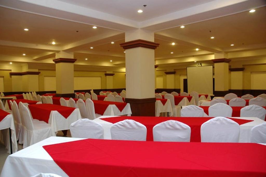 Grand Regal Hotel Баколод Екстериор снимка